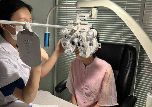 角膜塑形镜适龄佩戴：培养孩子自理能力的契机